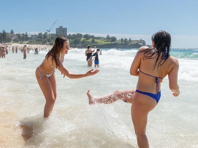 DAILY TELEGRAPH. UK visitors Emma Hollas (+447713186675) and Francesca Delgrosso arrived in the country this morning and went straight to cool off at Coogee Beach as a heatwave hits sydney. Tuesday 28/01/2025. Picture by Max Mason-Hubers