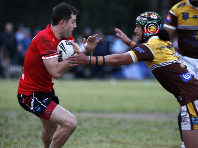 Comets winger Liam Pearce takes on Sean Pokia. Photographer: Warren Gannon Photography