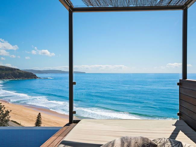 The high end homes of Palm Beach and Portsea have eschewed the fads and taken their cue from the timeless appeal of a seaside setting.