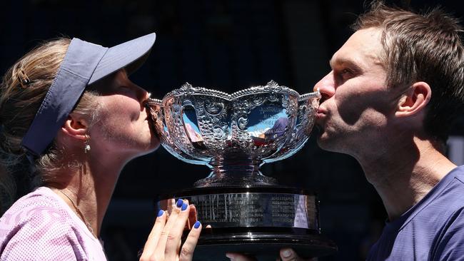 TOPSHOT - Australia's Olivia Gadecki (L) and John Peers celebrate with the trophy after their victory against Australia's Kimberly Birrell and John-Patrick Smith in their mixed doubles final match on day thirteen of the Australian Open tennis tournament in Melbourne on January 24, 2025. (Photo by David GRAY / AFP) / -- IMAGE RESTRICTED TO EDITORIAL USE - STRICTLY NO COMMERCIAL USE --