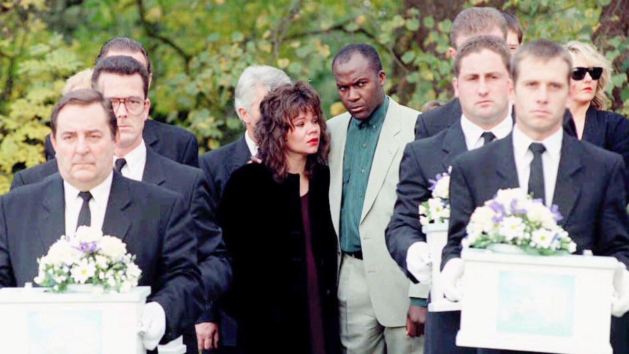 Mandy Allwood consolada por seu parceiro Paul Hudson enquanto assistem ao funeral de seus oito bebs que ela perdeu por causa de complicaes em sua controversa gravidez Foto APStefan RousseauPA