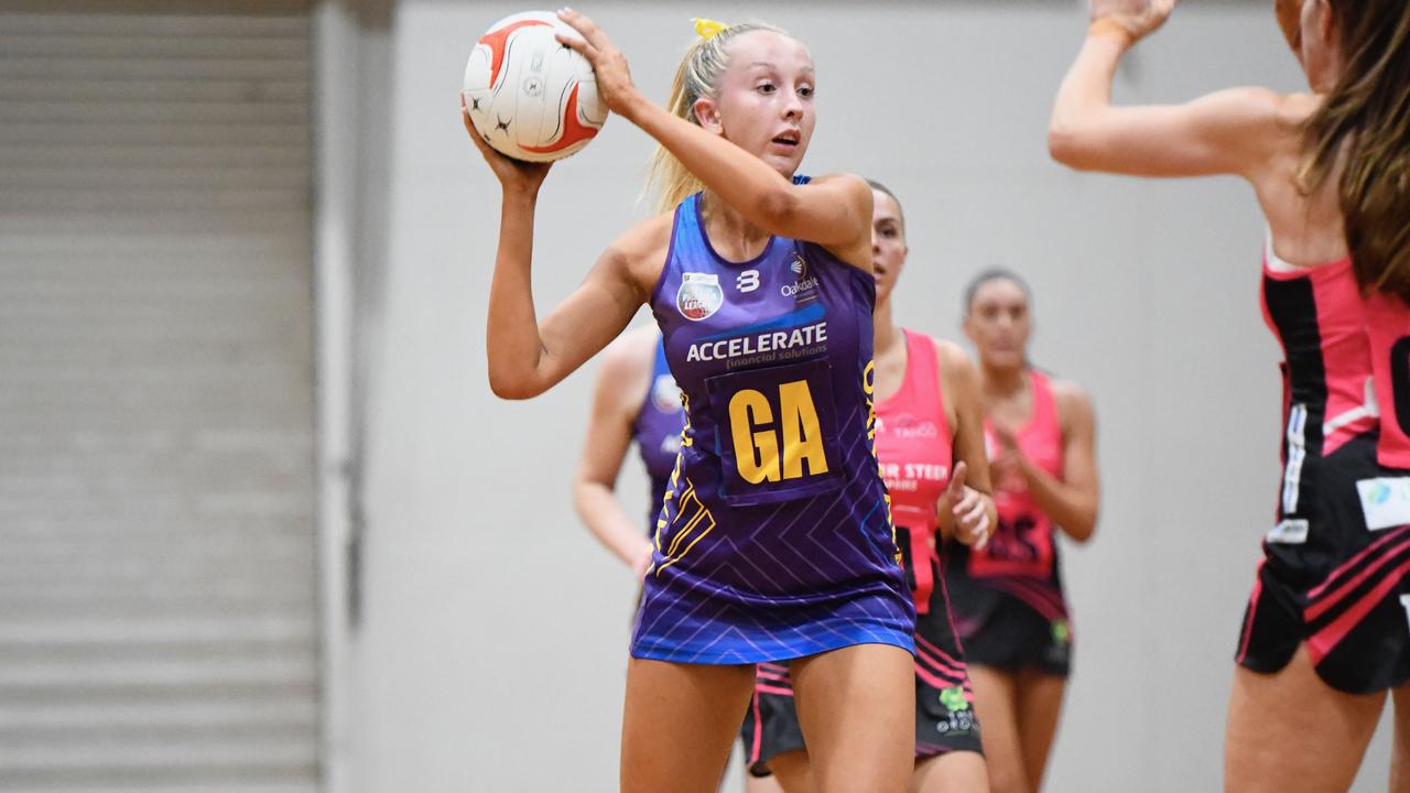 Oakdale GA Kayla Howes in action during round one. Picture: On the Ball Media/Netball SA