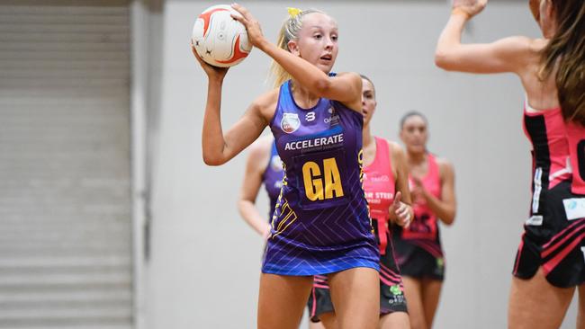 Oakdale GA Kayla Howes in action during round one. Picture: On the Ball Media/Netball SA