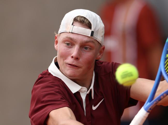 PARIS, FRANCE - JUNE 01: Cruz Hewitt of Australia plays a backhand against Pierluigi Basile of Italy in the Boy's Singles First Round match on Day Eight of the 2025 French Open at Roland Garros on June 01, 2025 in Paris, France. (Photo by Adam Pretty/Getty Images)