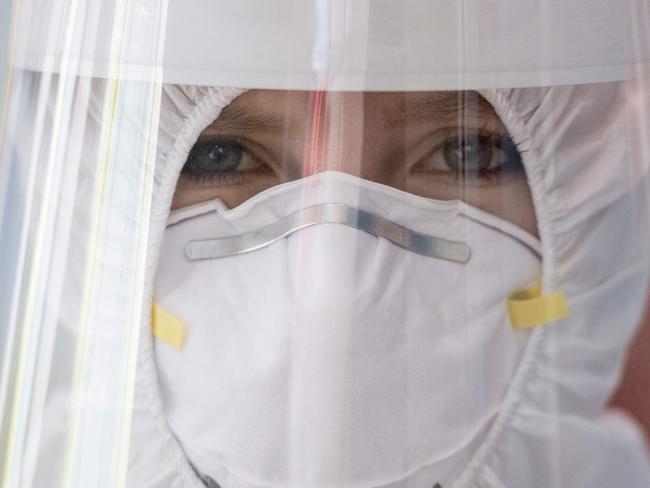 Picture of a health worker wearing personal protective equipment (PPE) at a health centre carrying out COVID-19 test to help control the spread of the novel coronavirus, in a low-income neighbourhood in San Jose, on June 26, 2020. - The pandemic has killed at least 490,771 people worldwide since it surfaced in China late last year, according to an AFP tally at 1900 GMT on Friday, based on official sources. (Photo by Ezequiel BECERRA / AFP)