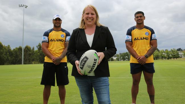 Mayor Michelle Byrne with Parramatta Eels players Marata Niukore and Oregon Kaufusi at Kellyville Park.