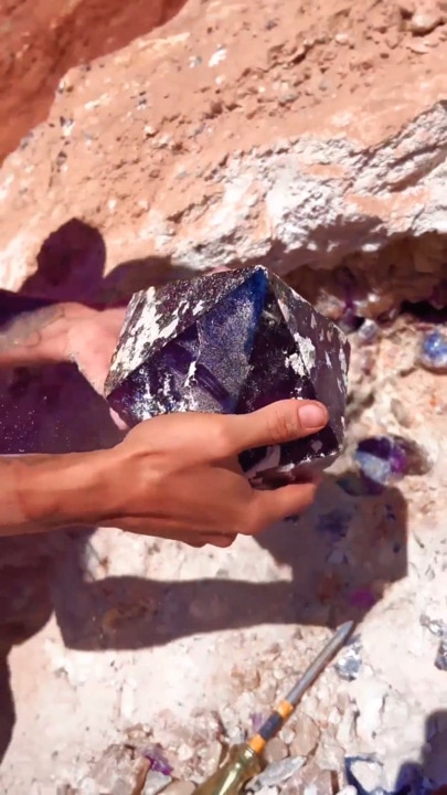 'Stunning’ 4kg rare earth stone found in the Aussie outback