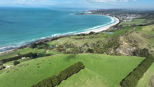 The property is just a few minutes’ drive from Apollo Bay.