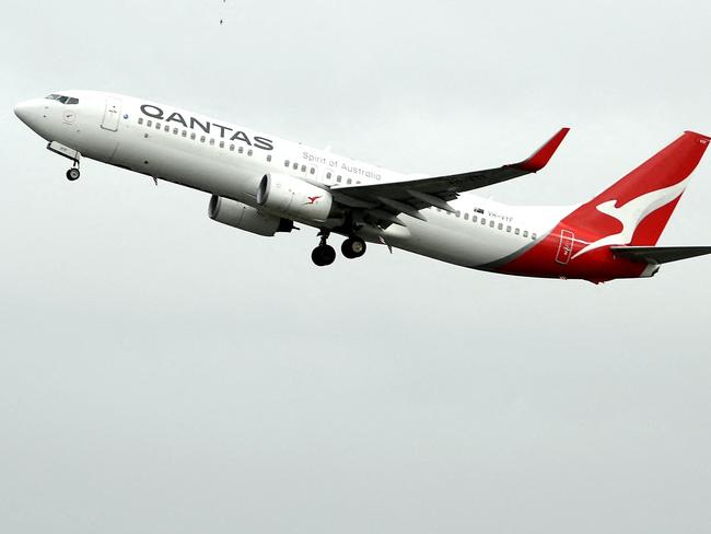 (FILES) This file photo taken on May 6, 2021 shows a Qantas passenger plane taking off from Sydney International Airport. - Australian airline Qantas reported on February 24, 2022 a large six-month loss as it weathered global coronavirus-related travel shutdowns, with Omicron extending its woes. (Photo by Saeed KHAN / AFP)