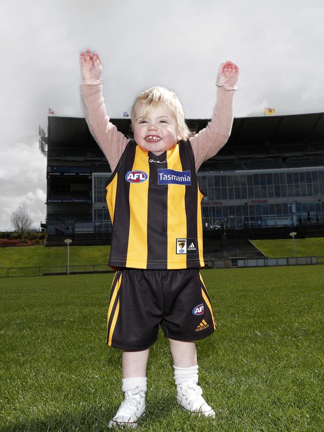 Pippa Roughead shows dad how it’s done. Pic: AFL Photos