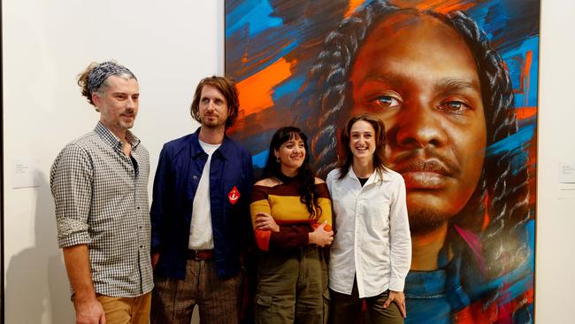 Matt Adnate with the packing room judges Timothy, Monica and Alexis. Picture: NCA NewsWire / Nikki Short