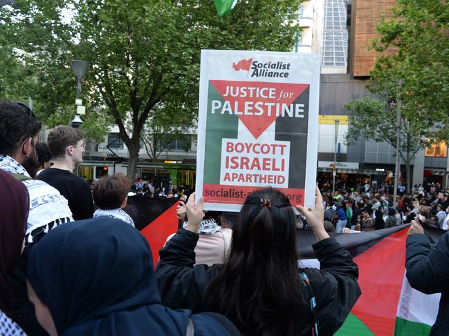 MELBOURNE, AUSTRALIA - NewsWire Photos OCTOBER 10, 2023: Crowds gather at the State Library in Melbourne in support of Palestine. Picture: NCA NewsWire / Andrew Henshaw
