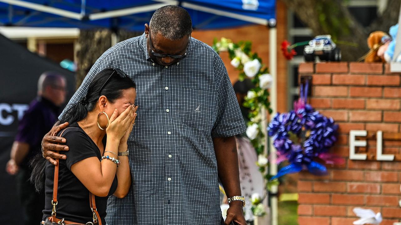 A woman cries at a makeshift memorial at Robb Elementary School in Uvalde, Texas. (Photo by CHANDAN KHANNA / AFP)