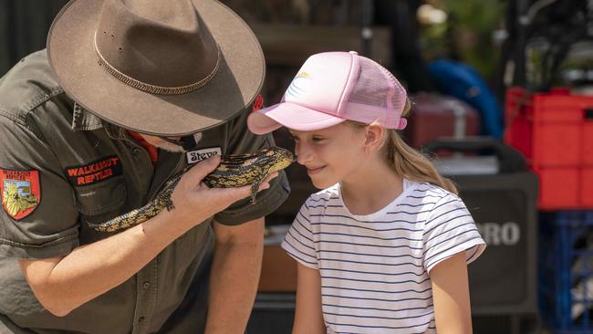 Steve from Walkabout Reptiles entertains a young showgoer with a blue-tongued lizard. Picture: AAP/Matthew Vasilescu