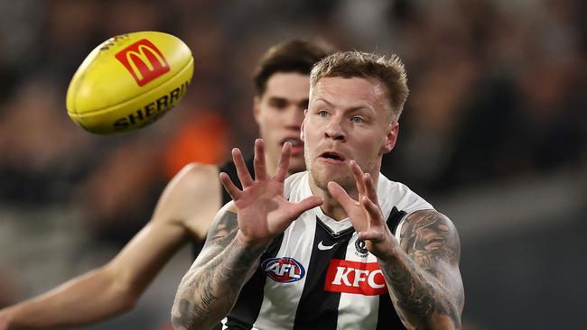 MELBOURNE, AUSTRALIA – August 18, 2023. AFL. Jordan De Goey of the Magpies marks on the lead during the round 24 match between Essendon and Collingwood at the MCG in Melbourne, Australia. Photo by Michael Klein.