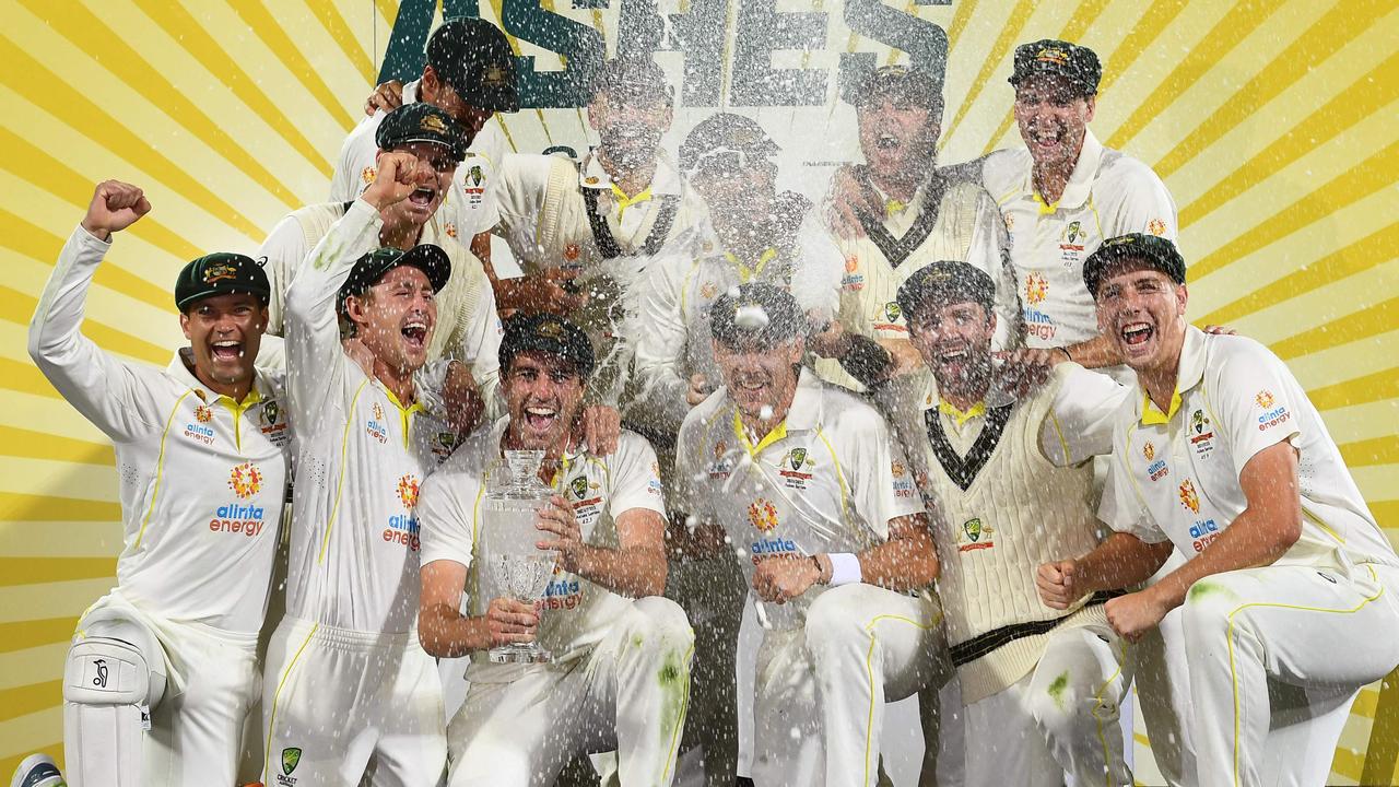 Australian players celebrates with the trophy. Photo by William WEST / AFP