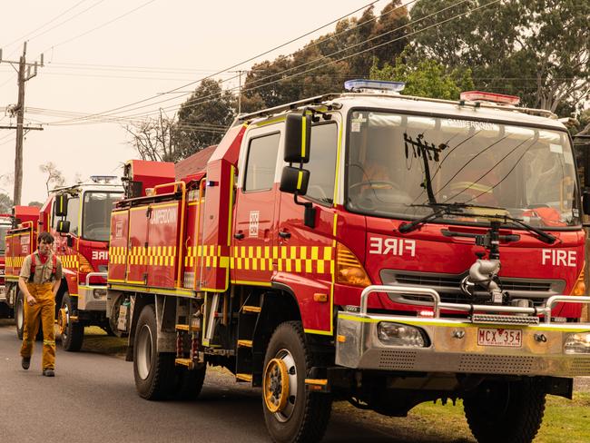 GRAMPIANS, AUSTRALIA - NewsWire Photos - 26 DECEMBER, 2024: Firefighters are seen during a briefing outside the Glenthompson fire station as they prepare to defend the town from potential spot-fires. Picture: NewsWire / Diego Fedele