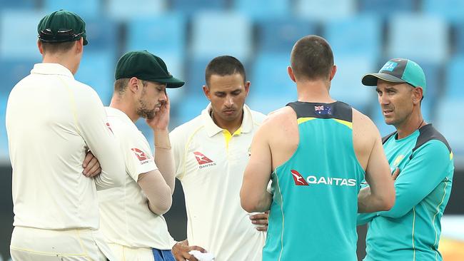 Justin Langer has a quiet word with the Aussie left-hadners in the UAE.