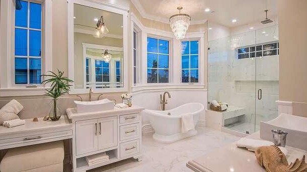 The expansive bathroom.