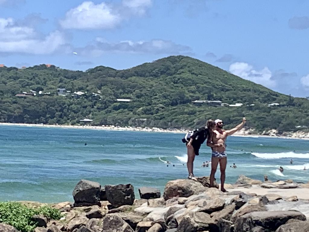 Thousands of tourists enjoyed the sunny weather at Byron Bay on December 31, 2020, and although Main Beach was closed , other beaches like The Wreck and parks were very popular.