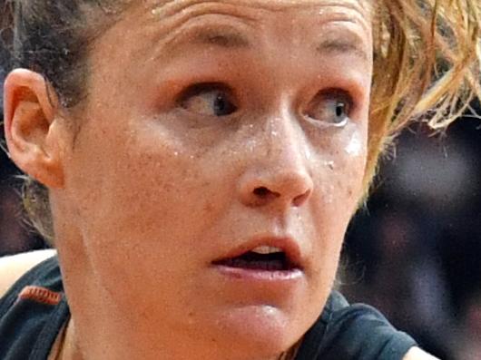 Giants goal shooter Susan Pettitt in action during the Round 12 Super Netball match between the Giants Netball and the Melbourne Vixens at AIS Stadium in Canberra, Sunday, May 14, 2017. (AAP Image/Mick Tsikas) NO ARCHIVING, EDITORIAL USE ONLY