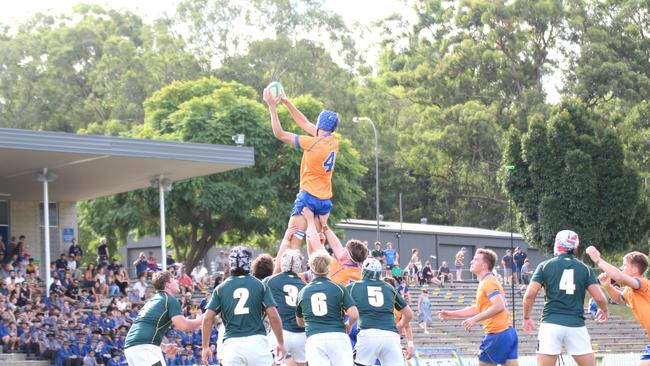 Christian Kurylweski winning lineouts.