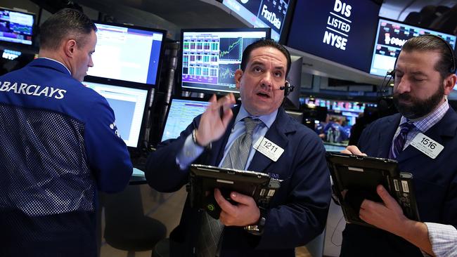 NEW YORK, NY - FEBRUARY 01: Traders work on the floor of the New York Stock Exchange (NYSE) on February 1, 2016 in New York City. Stocks fell sharply in morning trading with the Dow Jones industrial average falling over 80 points on renewed fears over the Chinese economy and another drop in oil prices. Spencer Platt/Getty Images/AFP == FOR NEWSPAPERS, INTERNET, TELCOS & TELEVISION USE ONLY ==