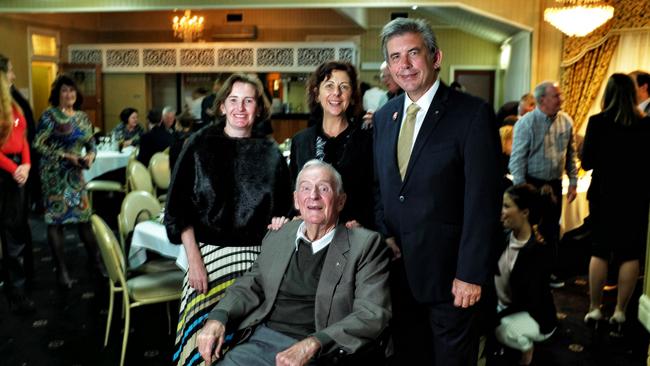 Bill Hayden with former MPs Rachel Nolan (left), David Hamill (right), and current Ipswich MP Jennifer Howard in 2016.