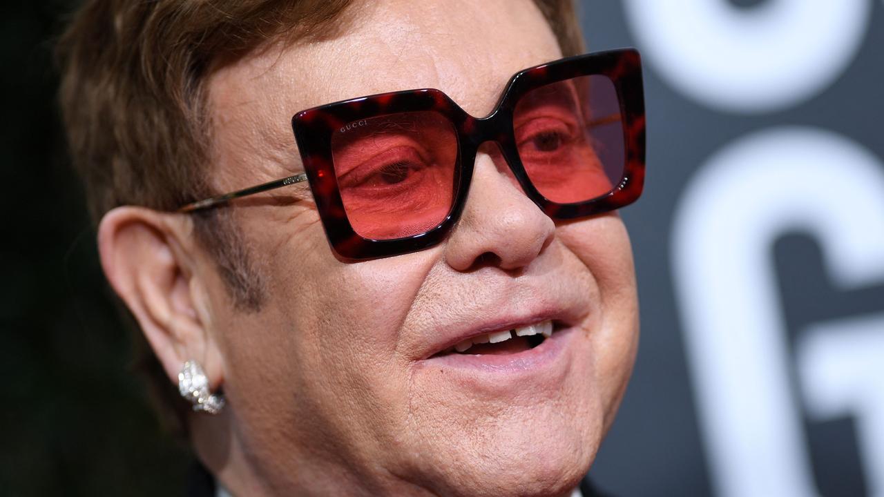 Elton John, lat 76, został zabrany do szpitala po upadku w swoim domu we Francji