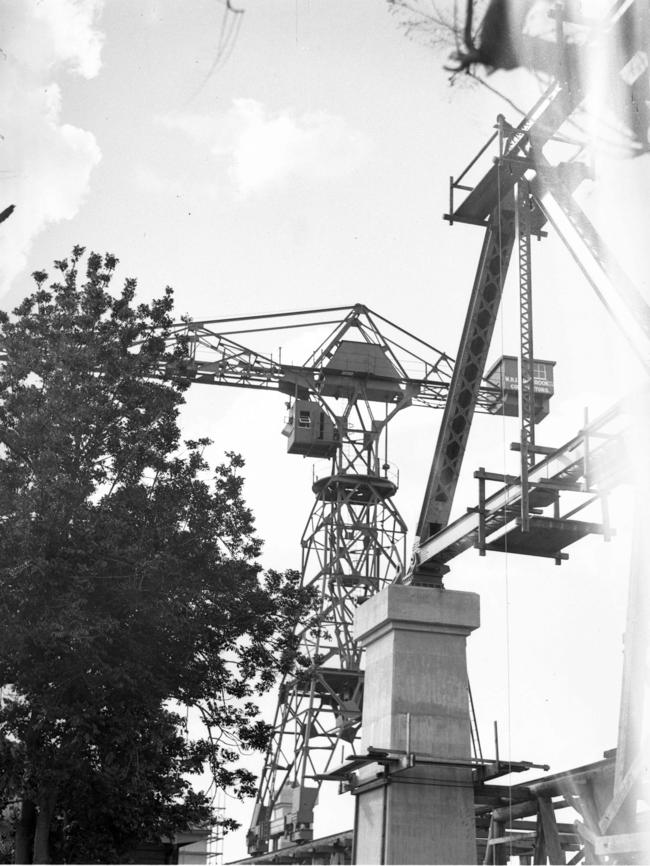 The Story Bridge under construction in 1937
