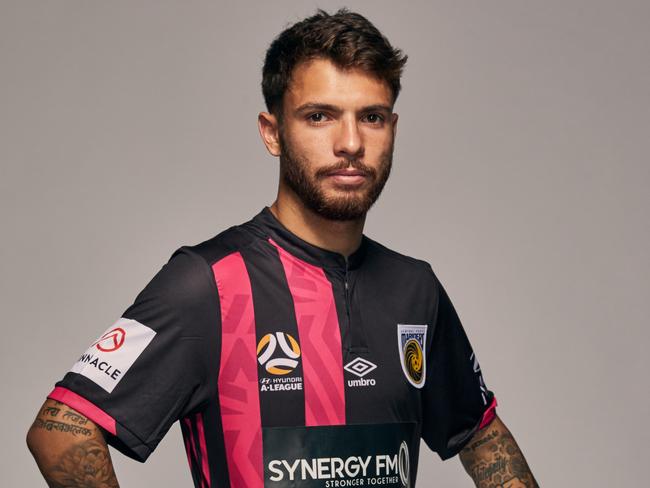 Midfielder Danny De Silva in the Mariners’ pink kit.