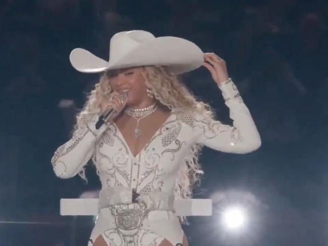 Beyoncé performs at NFL halftime show