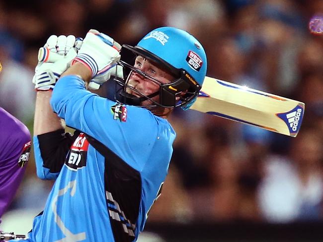 ADELAIDE, AUSTRALIA - JANUARY 06:  Ben Dunk of the Adelaide Strikers bats in front of Tim Paine of the Hobart Hurricanes during the Big Bash League match between the Adelaide Strikers and the Hobart Hurricanes at Adelaide Oval on January 6, 2017 in Adelaide, Australia.  (Photo by Morne de Klerk/Getty Images)