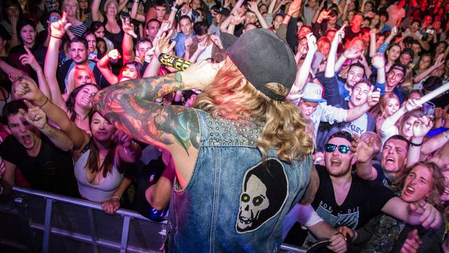 Crowds at the 2017 Surfers Paradise LIVE music festival.