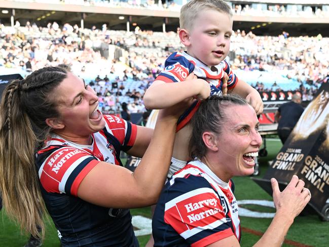 Jess Sergis and Sam Bremner celebrate the NRLW premiership. NRL Imagery