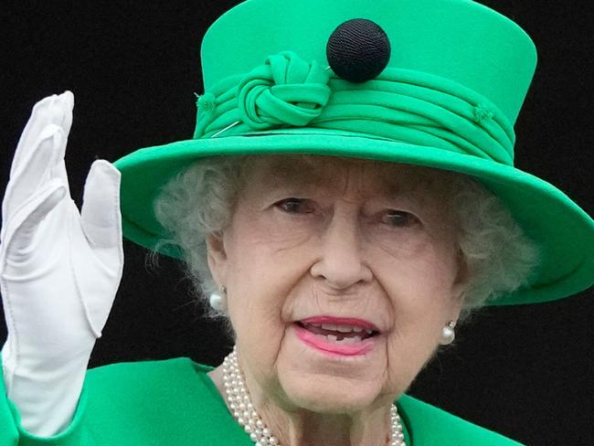 TOPSHOT - Britain's Queen Elizabeth II waves to the crowd from Buckingham Palace balcony at the end of the Platinum Pageant in London on June 5, 2022 as part of Queen Elizabeth II's platinum jubilee celebrations. - The curtain comes down on four days of momentous nationwide celebrations to honour Queen Elizabeth II's historic Platinum Jubilee with a day-long pageant lauding the 96-year-old monarch's record seven decades on the throne. (Photo by Frank Augstein / POOL / AFP)