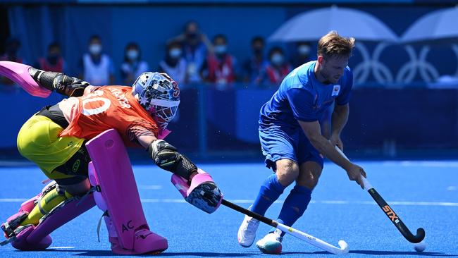 Australia's goalkeeper Andrew Lewis Charter (L) made three straight penalty shootout saves to see the Kookaburras beat the Netherlands in the Olympics quarter-finals. Photo: AFP