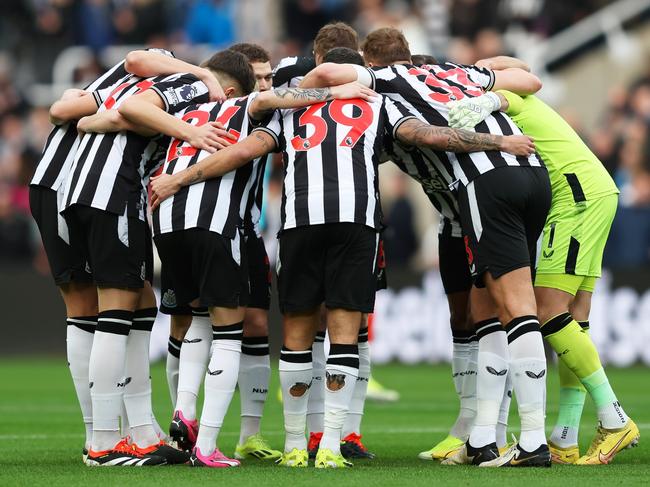 NEWCASTLE UPON TYNE, ENGLAND - FEBRUARY 03: Newcastle United players huddle during the Premier League match between Newcastle United and Luton Town at St. James Park on February 03, 2024 in Newcastle upon Tyne, England. (Photo by Matt McNulty/Getty Images)