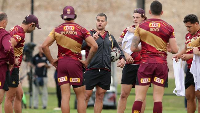 Seibold speaks to the Origin team in 2016. Picture: Peter Wallis