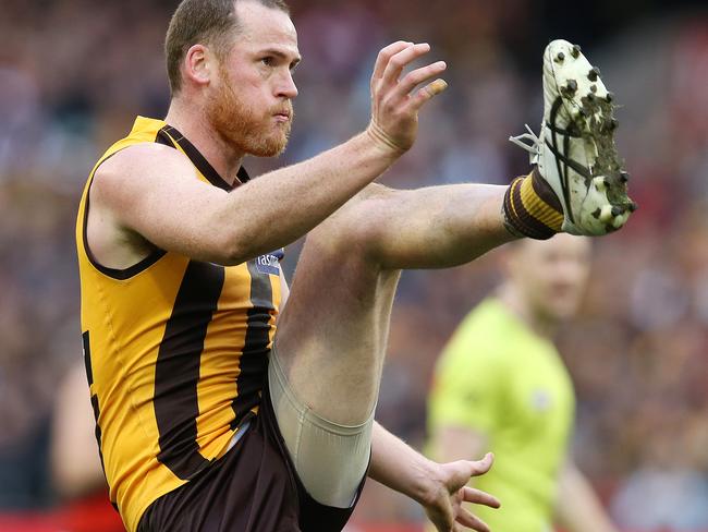 AFL Round 20. 04/08/2018. Hawthorn v Essendon at the MCG. Hawthorn's Jarryd Roughead kicks at goal last qtr .Pic: Michael Klein