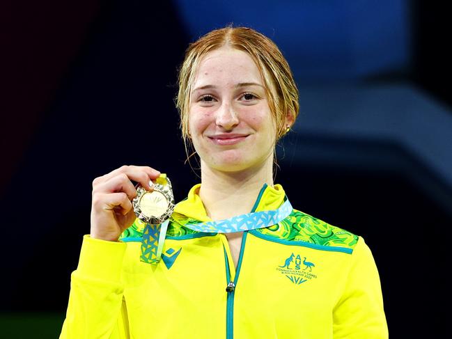 SMETHWICK, ENGLAND - AUGUST 02: Gold medalist, Mollie O'Callaghan of Team Australia poses with their medal during the medal ceremony for the Women's 100m Freestyle Final on day five of the Birmingham 2022 Commonwealth Games at Sandwell Aquatics Centre on August 02, 2022 in Smethwick, England. (Photo by Elsa/Getty Images)