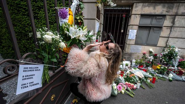 A woman pays her respects outside the estate of late singer Tina Turner following the announcement of her death, in Kusnacht on May 25, 2023. Picture: AFP