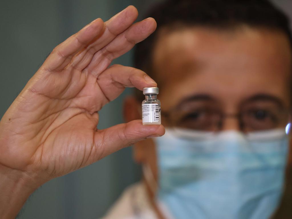 A pharmacist holds up the Pfizer-BioNTech COVID-19 vaccine vial. Picture: Spencer Platt / Getty Images/AFP