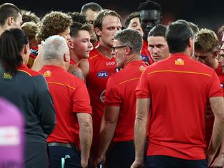 GOLD COAST, AUSTRALIA - APRIL 13: Damien Hardwick, Senior Coach of the Suns talks to players during the round five AFL match between Gold Coast Suns and Hawthorn Hawks at People First Stadium, on April 13, 2024, in Gold Coast, Australia. (Photo by Chris Hyde/Getty Images)