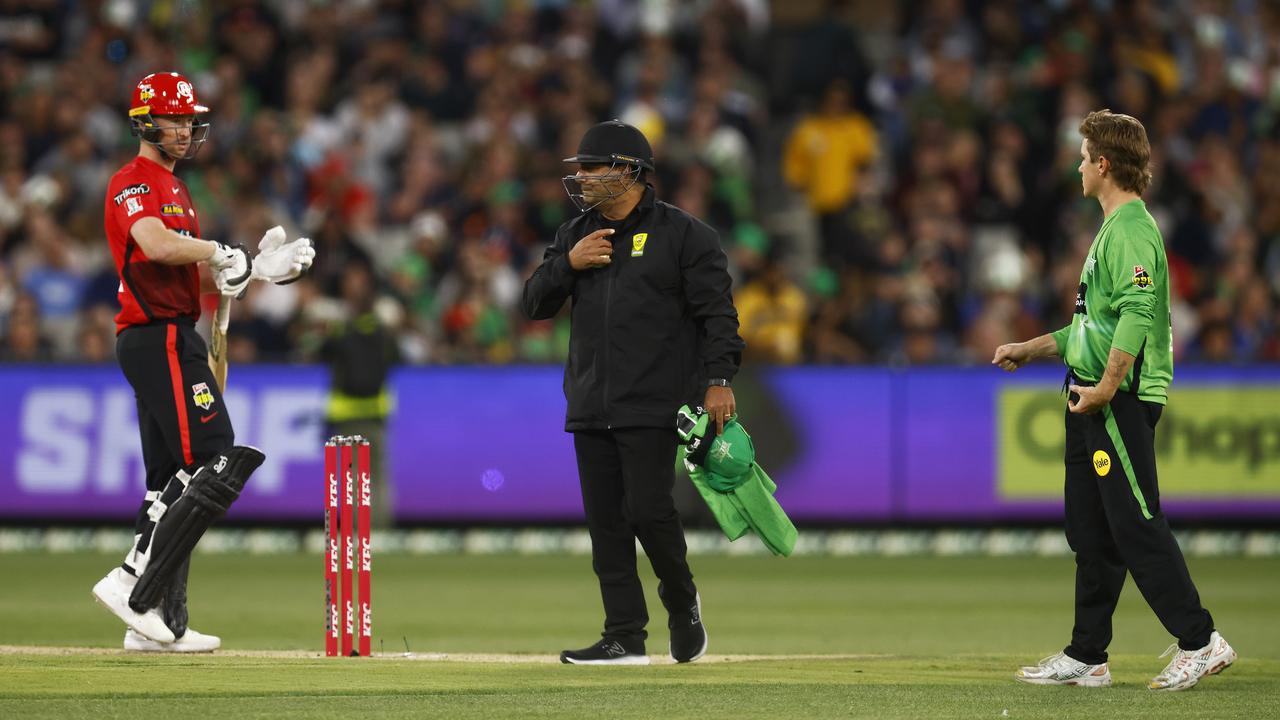 The umpire chats with Tom Rogers of the Renegades and Adam Zampa of the Stars after an attempted run out.  Photo by Daniel Pockett/Getty Images