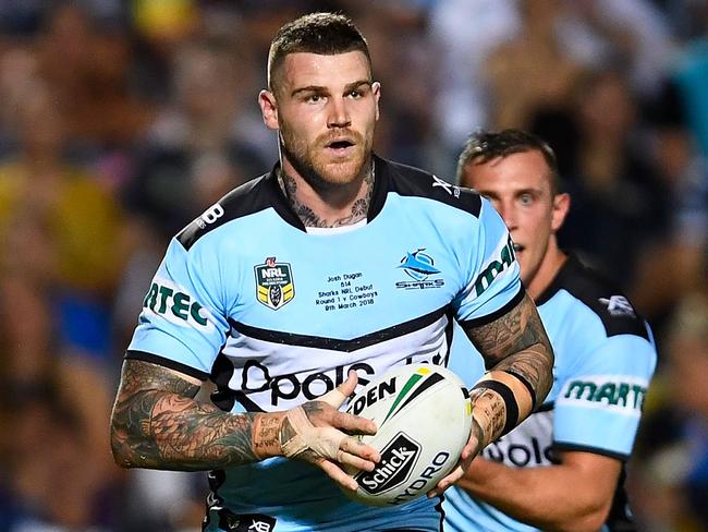 TOWNSVILLE, AUSTRALIA - MARCH 09:  Josh Dugan of the Sharks runs in to score a try during the round one NRL match between the North Queensland Cowboys and the Cronulla Sharks at 1300SMILES Stadium on March 9, 2018 in Townsville, Australia.  (Photo by Ian Hitchcock/Getty Images)