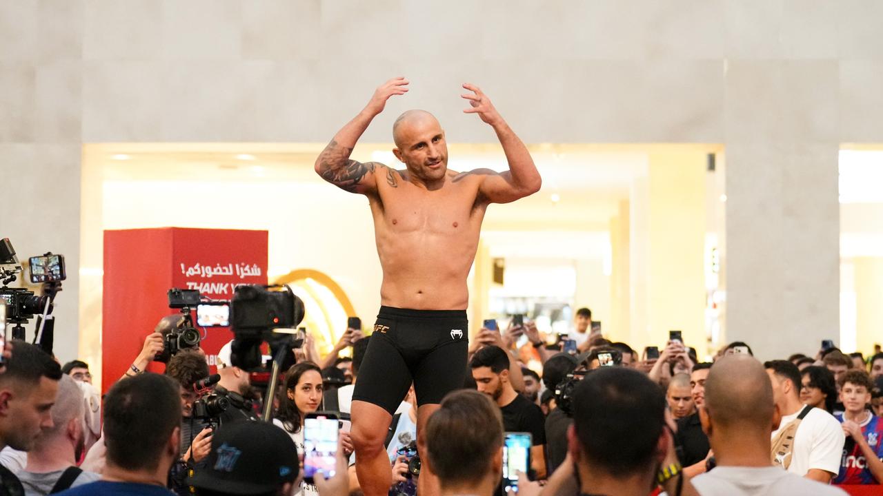 ABU DHABI, UNITED ARAB EMIRATES - OCTOBER 18: Alexander Volkanovski of Australia holds an open training session for fans and media during the UFC 294 open workouts at Yas Mall on October 18, 2023 in Yas Island, Abu Dhabi, United Arab Emirates. (Photo by Chris Unger/Zuffa LLC via Getty Images)