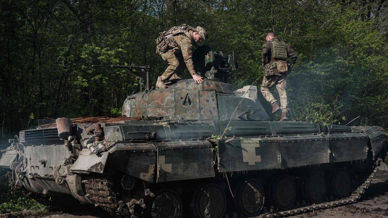 Ukrainian soldiers prepare a tank on a road near Slovyansk, eastern Ukraine. Picture: Yasuyoshi Chiba/AFP