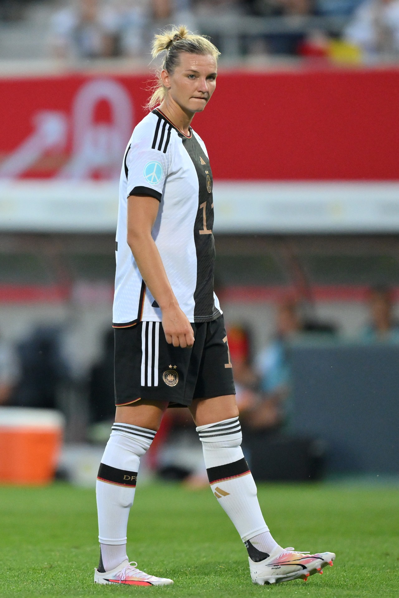 <p><b>Alexandra Popp (Germany)</b></p><p>Known for her aerial dominance and penchant for goalscoring, Alexandra Popp heads to the WWC off the back of an already impressive season; scooping the German domestic double and leading Wolfsburg to another Champions League final, only to have lost to Barcelona. Having captained both for club and country, Popp’s skill lies in her forceful attacks that almost see her throw herself at the ball. And leading a predominantly young German team, Popp’s experience is key to seeing how her leadership plays out.</p><p><b>Position: </b>Striker</p><p><b>Age:</b> 32</p><p><b>Club: </b>VfL Wolfsburg</p>