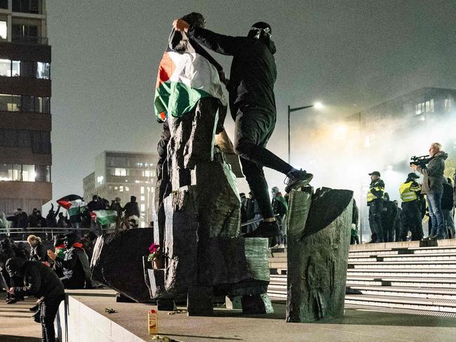 TOPSHOT - Pro-Palestinians demonstrate at Amsterdam's Anton de Komplein square ahead of the UEFA Europa League football match between Ajax and Maccabi Tel Aviv on November 7, 2024. (Photo by Jeroen Jumelet / ANP / AFP) / Netherlands OUT